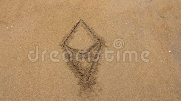 在沙子上写的电子加密货币符号海浪冲走了伊瑟姆的铭文视频的预览图
