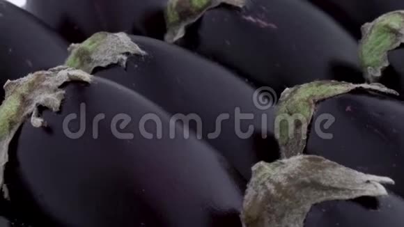 宏观射击小型紫色茄子在转盘上旋转孤立在白色背景上视频的预览图