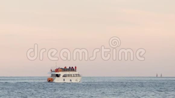 4K小船在黑海航行一般看法视频的预览图