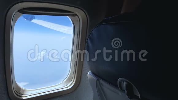 透过飞机窗客运服务天空乌云密布视频的预览图