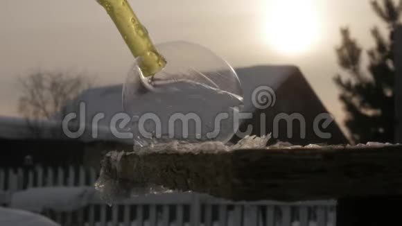 冰纹在肥皂泡上慢慢生长肥皂泡冻结和形成晶体冬季背景4k视频的预览图
