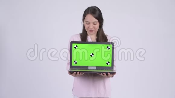 年轻快乐的多民族女商人展示笔记本电脑视频的预览图