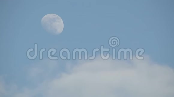有着清晰蓝调背景的月亮和云朵视频的预览图