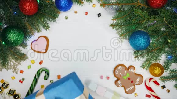 女性的手把礼物包裹在蓝色的纸里用金色的蝴蝶结然后拿走它圣诞木制白色桌子视频的预览图