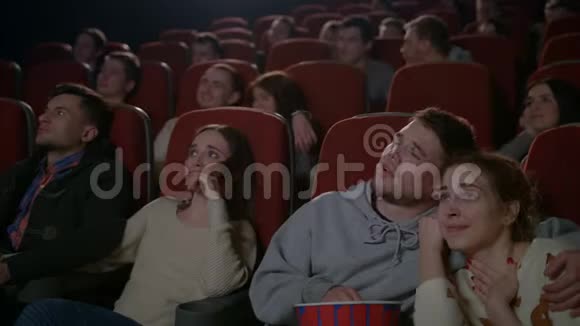 爱夫妻在电影院看电影年轻夫妇拥抱电影院视频的预览图