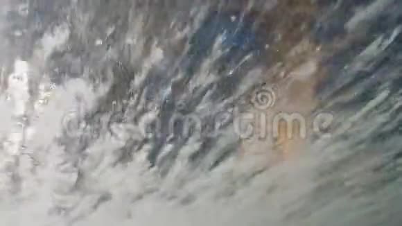 玻璃表面的肥皂水洗车服务清洁洗涤剂降雨视频的预览图
