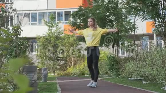 年轻的运动女性在城市环境中锻炼视频的预览图