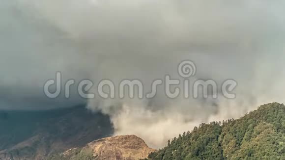 尼泊尔喜马拉雅山高地上移动雨云的可循环视频时间推移视频的预览图