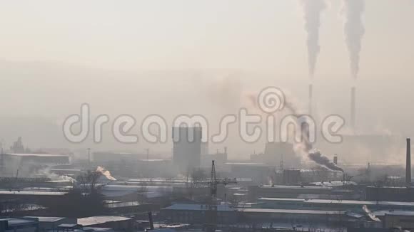 高空关闭顶烟蒸汽火力发电厂管道大型电力工业工厂城市厚厚的云视频的预览图