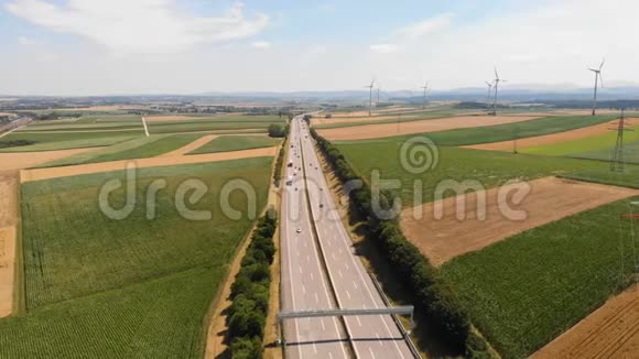 风力涡轮机使自然道路高速公路瘫痪视频的预览图