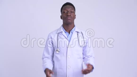 年轻糊涂的非洲医生耸肩视频的预览图