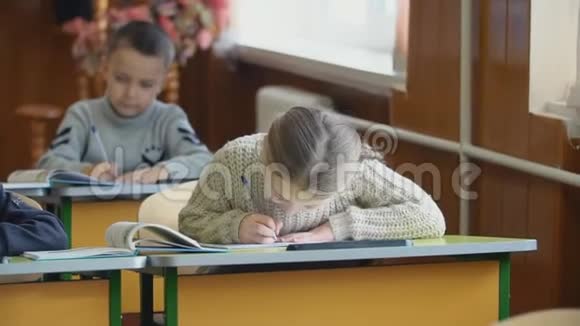 女孩坐在书桌前写字视频的预览图