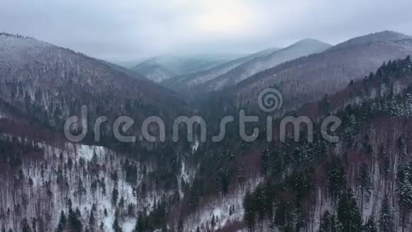 在冬天无人机在山上飞行视频的预览图