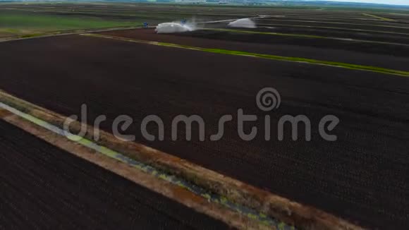 野外灌溉的无人视野视频的预览图