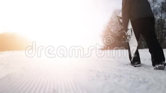 步行滑雪者拿着滑雪板的后退镜头视频的预览图