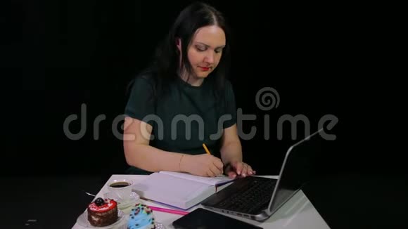 在咖啡馆里一个有攻击性的女人用电脑工作在咖啡馆里喝咖啡视频的预览图