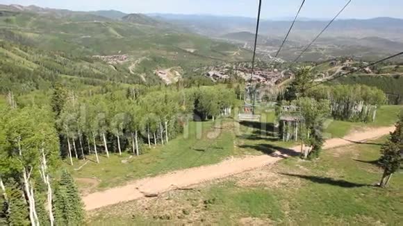 公园城从滑雪电梯视频的预览图