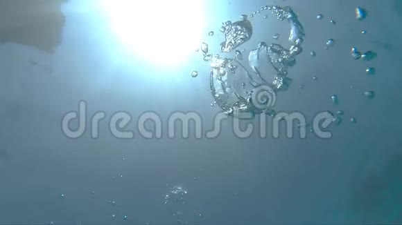 无数的小气泡在绿松石的纯净的海洋中升起温暖的阳光穿透清澈的海水阳光明媚视频的预览图