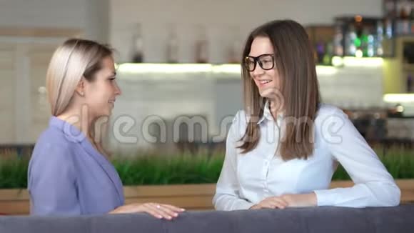 两位微笑的女商人或同事举行非正式会议的肖像视频的预览图