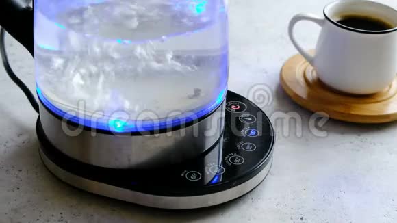 厨房里放着开水的茶壶准备热饮视频的预览图