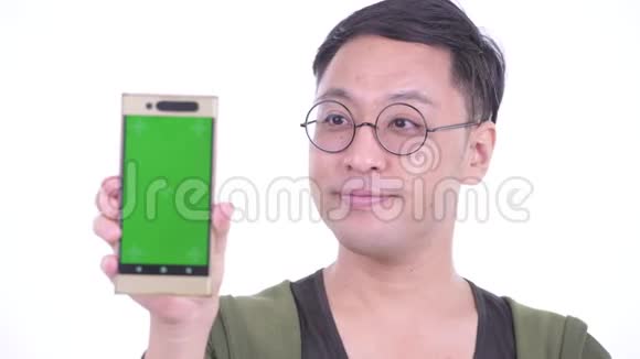 戴着眼镜戴着手机的快乐日本男人的脸视频的预览图