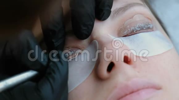 美容治疗肉毒杆菌和睫毛层压闭上眼睛视频的预览图