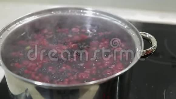 用沸水把浆果倒入锅里烹饪配方厨房视频的预览图