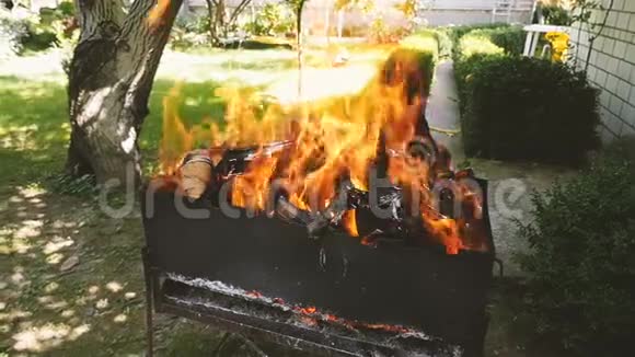 院子里有烧烤的美丽地方烧柴火慢动作乡村乡村别墅视频的预览图