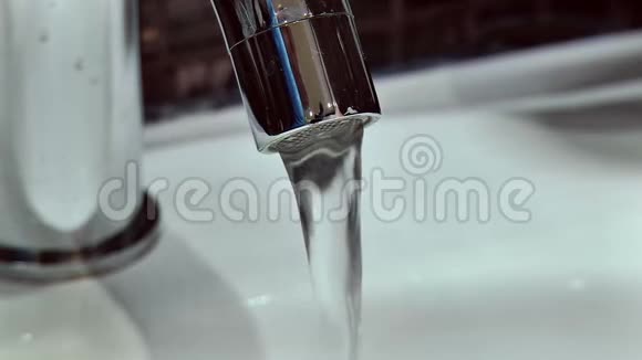调整浴室水龙头的水压视频的预览图