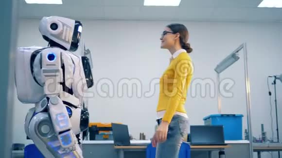 一个机器人和一个年轻的女士正在互相拥抱视频的预览图