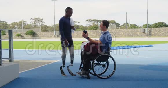 两名残疾人运动员讨论手机4k视频的预览图