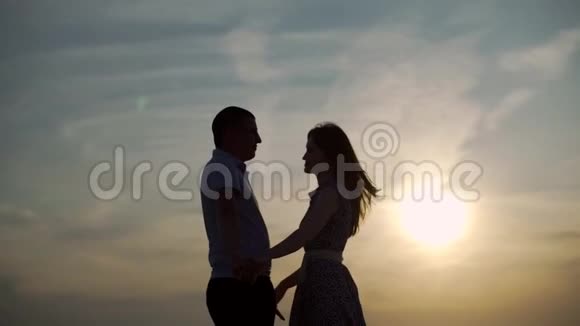 可爱的情侣在日落时亲吻视频的预览图