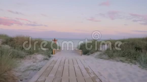 美丽的海滩在五彩缤纷的黄昏日落视频的预览图