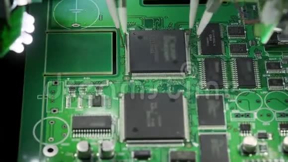电子线路板的生产计算机技术的最新创新生产上面的机器视频的预览图