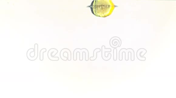 橘子柠檬和柠檬片在超慢的运动中掉进水里视频的预览图