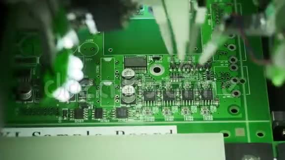电子线路板的生产计算机技术的最新创新生产上面的机器视频的预览图