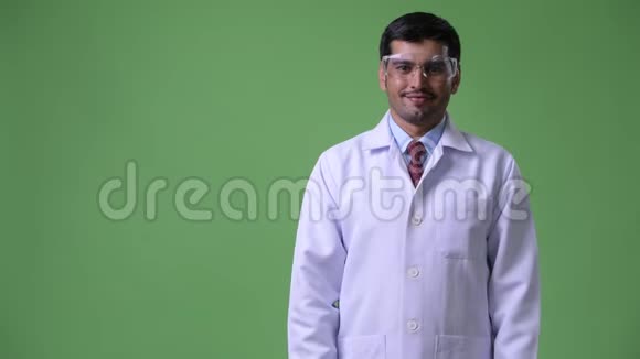 年轻英俊的波斯医生戴着防护眼镜视频的预览图