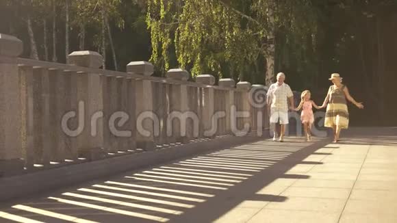 可爱的女孩和祖父母一起散步视频的预览图