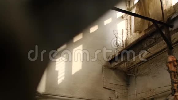 旧房脏混凝土墙观库存录像废弃房间角落有灰尘脏墙和视频的预览图