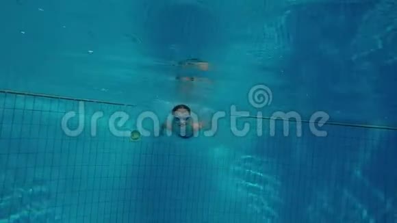 水下视频一个女孩在游泳池里跳视频的预览图