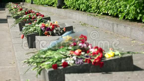 有花束的墓碑纪念视频的预览图