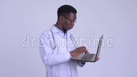 年轻快乐的非洲医生视频的预览图