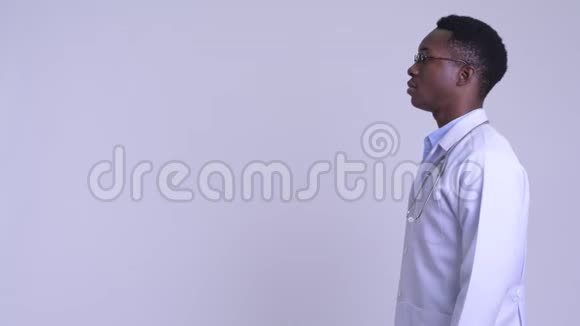 年轻快乐的非洲男子医生思考的概况视频的预览图
