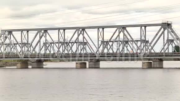 货运火车过桥视频的预览图