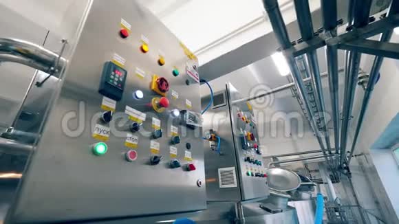 乳品厂的现代化机器视频的预览图