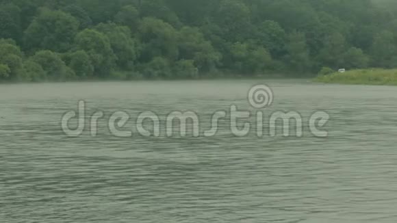 德涅斯特河的晨雾视频的预览图
