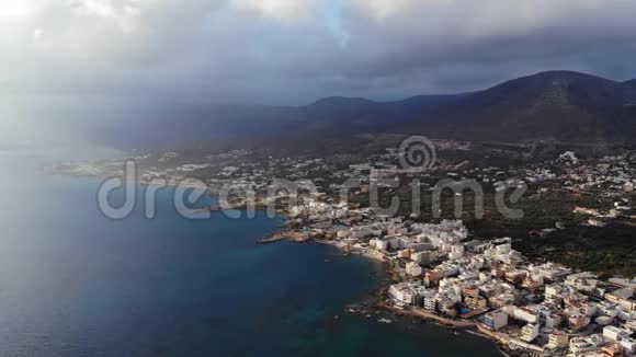 清晨美丽的克里特岛的空中全景视频的预览图