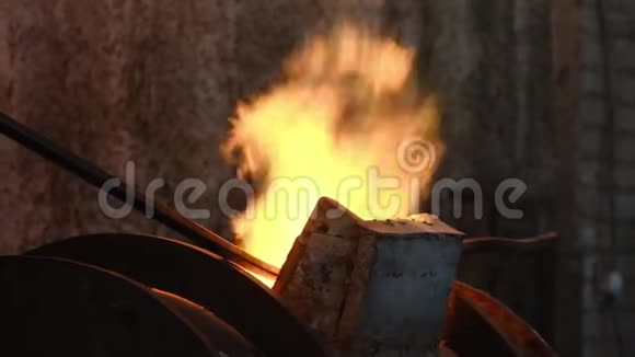 强大的工业火焰在工厂库存录像从工厂的炉膛爆裂压力强大的射流视频的预览图
