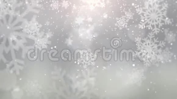 白色背景上的动画特写动作银球和雪花视频的预览图