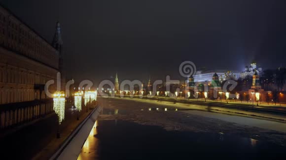 莫斯科河上覆盖着冰堤岸克里姆林宫的墙冬夜4K视频的预览图